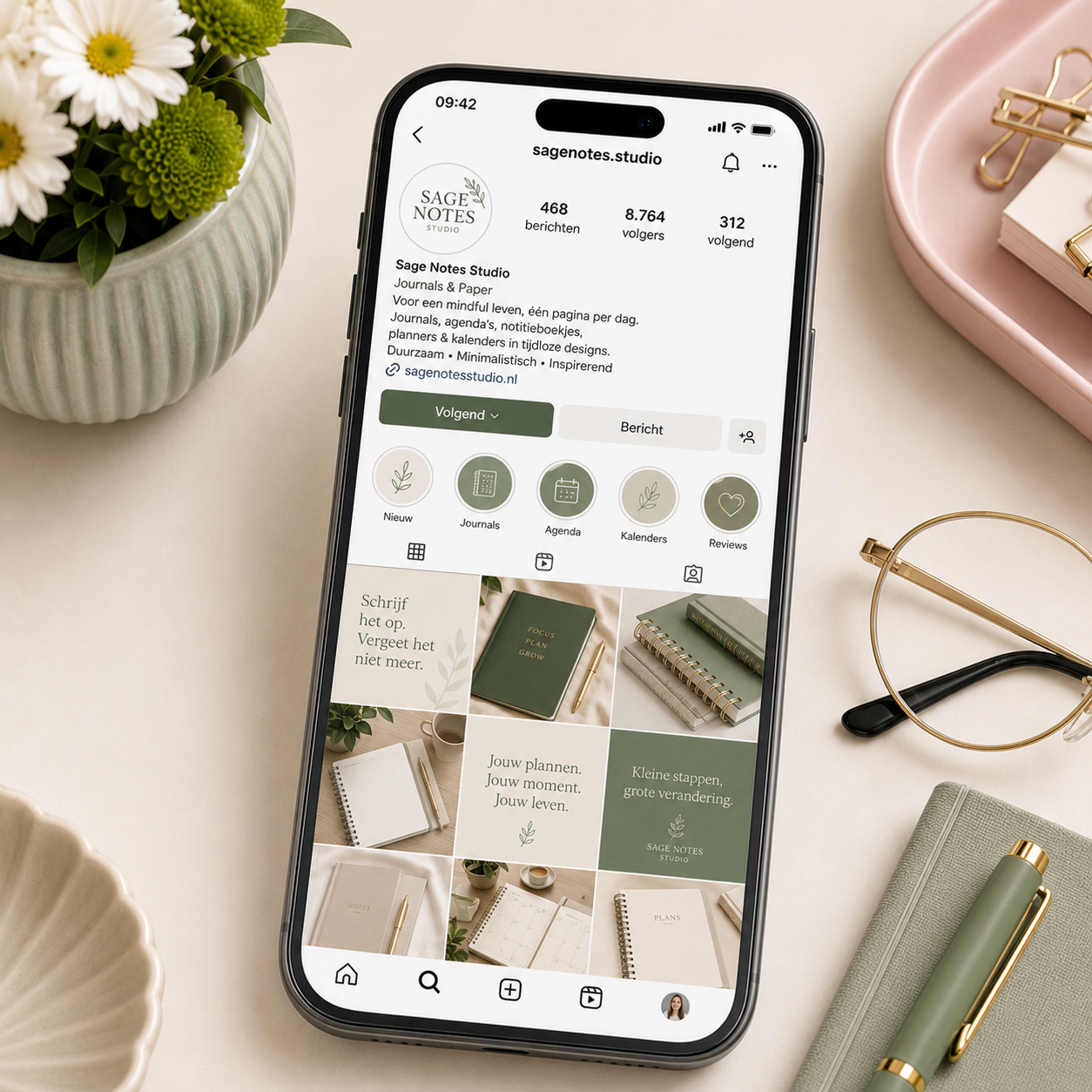  Voorbeeld van een Instagram profiel in de Modern Sage signature look van De Look Online, gemaakt voor ondernemers die hun online zichtbaarheid willen versterken met een rustige, natuurlijke en verzorgde stijl.

