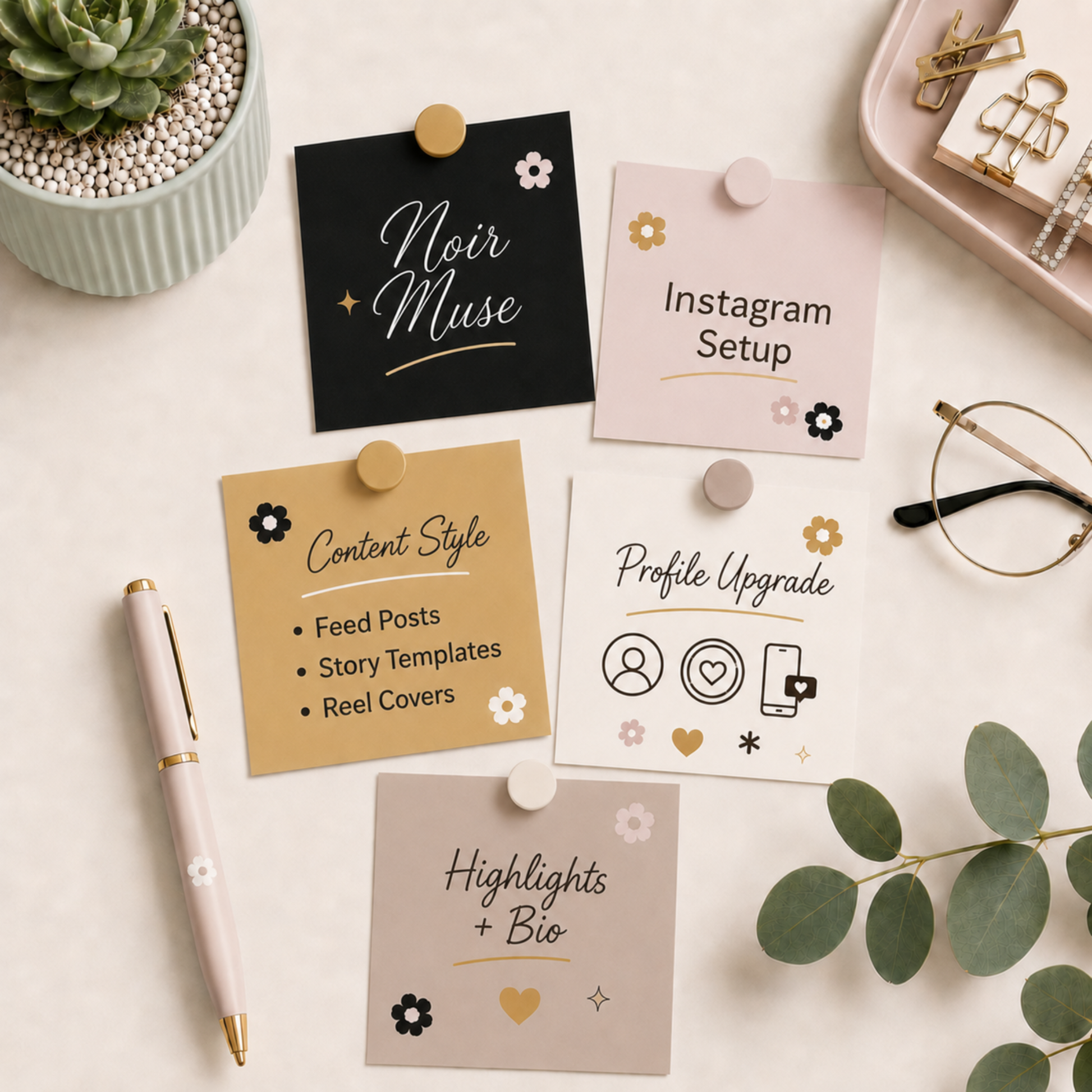 Flatlay van het Noir Muse Instagram branding pakket van De Look Online met vijf styled briefjes in zwart, blush, goud en taupe. De afbeelding laat zien wat inbegrepen is: Instagram setup, content style, feed posts, story templates, reel covers, profile upgrade, highlights en bio voor een herkenbare zakelijke Instagram uitstraling in Nederland.
