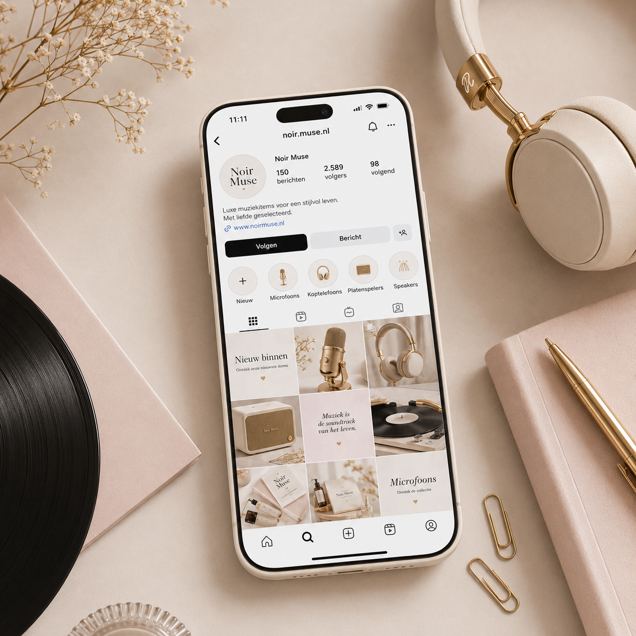 Voorbeeld van een Instagram profiel in de Noir Muse signature look van De Look Online, ontworpen om een merk online zichtbaarder, stijlvoller en professioneler te maken met luxe zwart, goud en zachte neutrale tinten.
