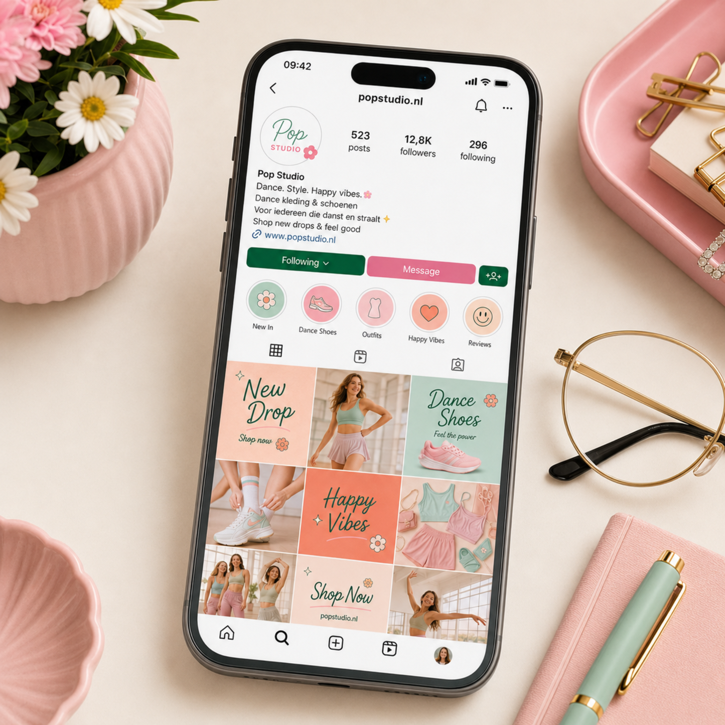 Voorbeeld van een Instagram profiel in de Pop Studio signature look van De Look Online, gemaakt voor ondernemers die hun online zichtbaarheid willen versterken met een vrolijke, creatieve en opvallende stijl.

